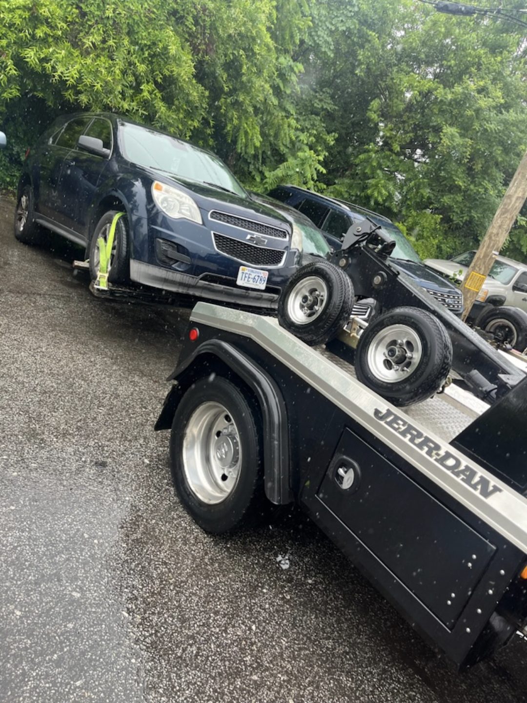 BML Towing Jerr-Dan wheel-lift truck loading an SUV in Baltimore